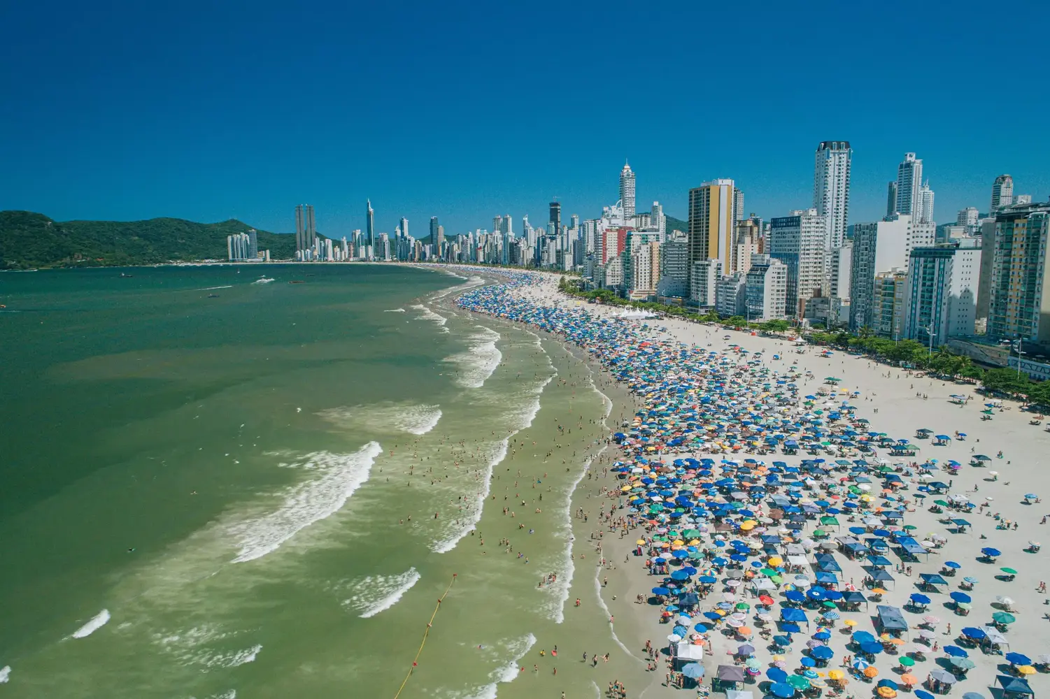 Praia 100% Limpa: Balneário Camboriú inicia projeto histórico para garantir mar mais limpo e turismo sustentável