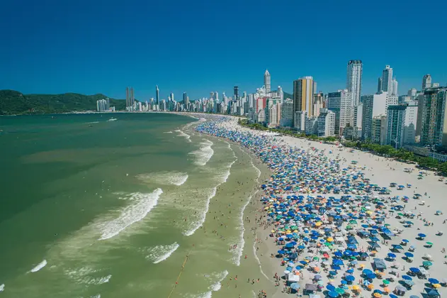 Praia 100% Limpa: Balneário Camboriú inicia projeto histórico para garantir mar mais limpo e turismo sustentável